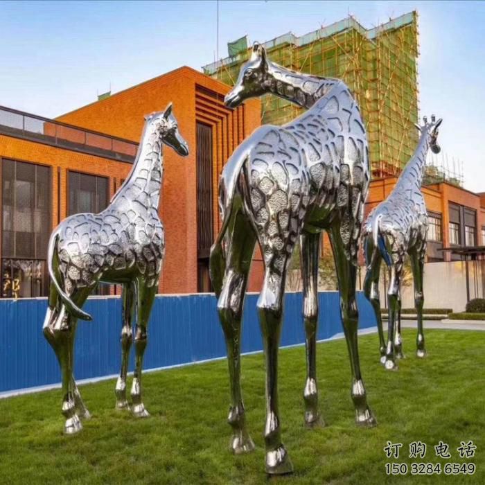 不銹鋼長(zhǎng)頸鹿雕塑廠家 動(dòng)物群雕組合長(zhǎng)頸鹿