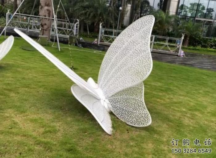 庭院蝴蝶雕塑 戶外草地?cái)[件 別墅區(qū)鏤空蝴蝶雕塑廠家