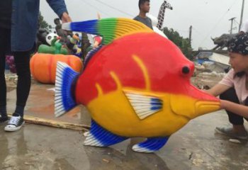 幼兒園魚(yú)兒雕塑廠家 卡通噴漆小品 戶外異形魚(yú)兒雕塑