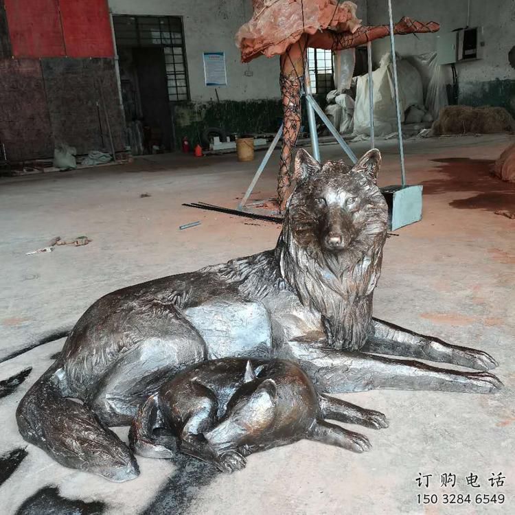 噴漆狼雕塑廠家 現(xiàn)代廣場(chǎng)小品 草地仿古狼雕塑 噴漆狼雕塑廠家 現(xiàn)代廣場(chǎng)小品 草地仿古狼雕塑