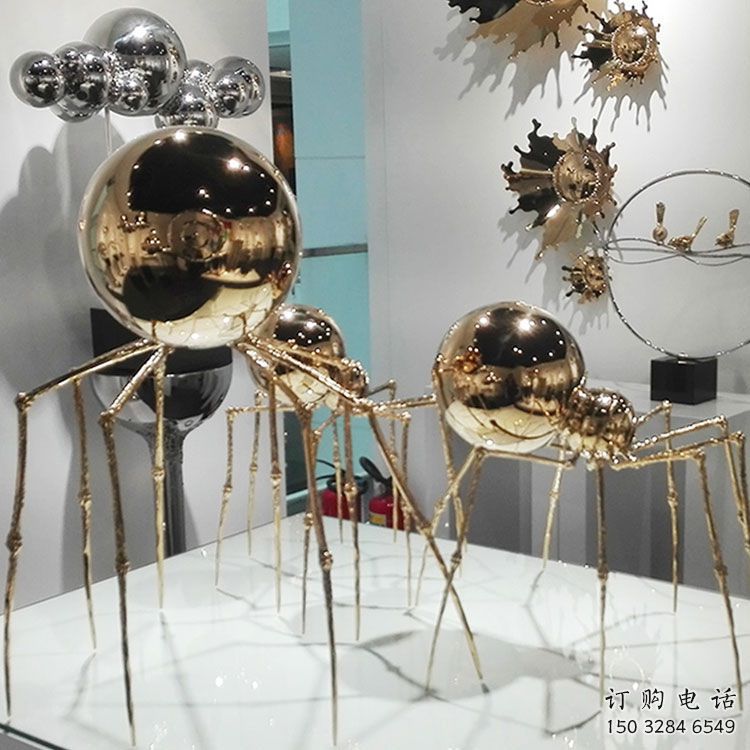 玄關(guān)蜘蛛雕塑廠家 創(chuàng)意仿真擺件 酒店賓館電鍍蜘蛛雕塑