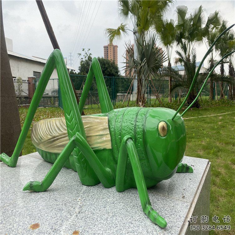 彩繪螞蚱雕塑廠家 卡通噴漆小品 草地仿真螞蚱雕塑