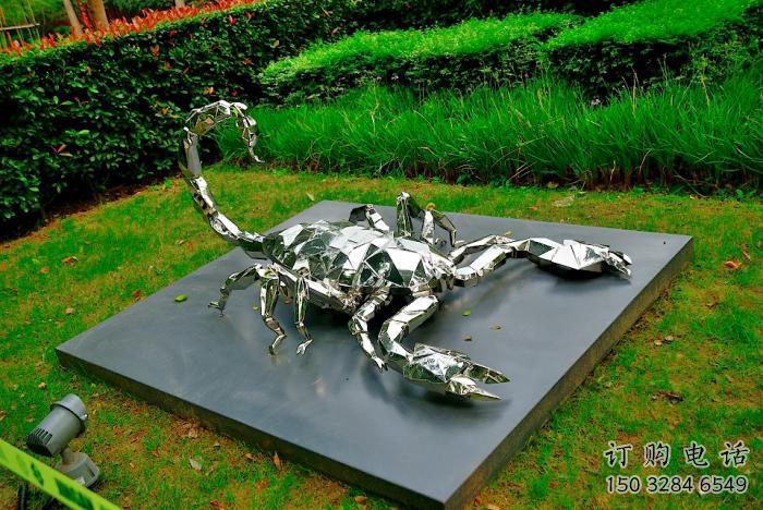 公園蝎子雕塑廠家 現(xiàn)代抽象擺件 草地切面蝎子雕塑