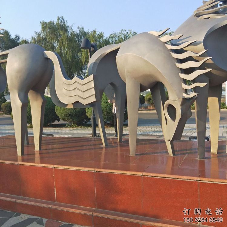 步行街跑馬雕塑廠家 創(chuàng)意鏤空擺件 草地切面跑馬雕塑 步行街跑馬雕塑廠家 創(chuàng)意鏤空擺件 草地切面跑馬雕塑