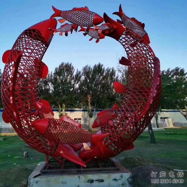 鏤空魚跨環(huán)雕塑廠家 現代抽象擺件 戶外切面魚跨環(huán)雕塑