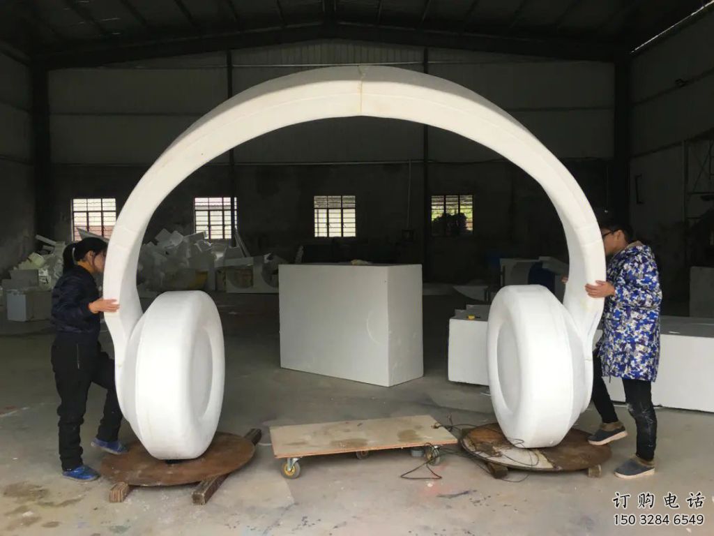 街道耳機雕塑廠家 抽象現(xiàn)代擺件 中式不銹鋼耳機雕塑廠 街道耳機雕塑廠家 抽象現(xiàn)代擺件 中式不銹鋼耳機雕塑廠