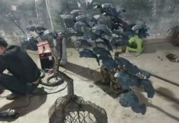 庭院松樹(shù)雕塑廠(chǎng)家 草地小品 鍛造不銹鋼松樹(shù)雕塑廠(chǎng)