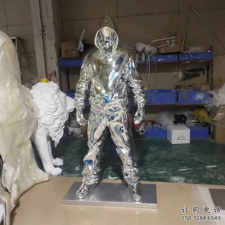 仿真男子雕塑廠家 電鍍現(xiàn)代擺件  戶外不銹鋼男子雕塑報價