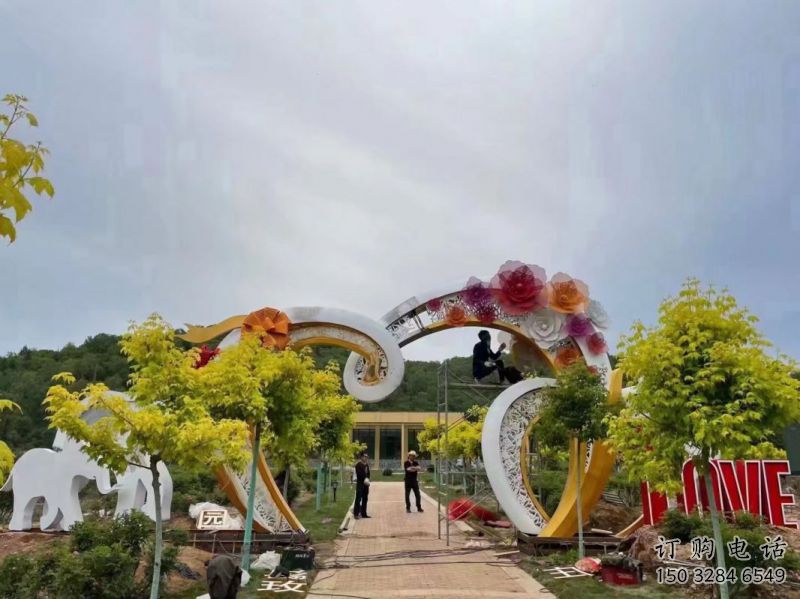 心形拱門(mén)雕塑，鏤空工藝，不銹鋼藝術(shù)大門(mén)雕塑廠家