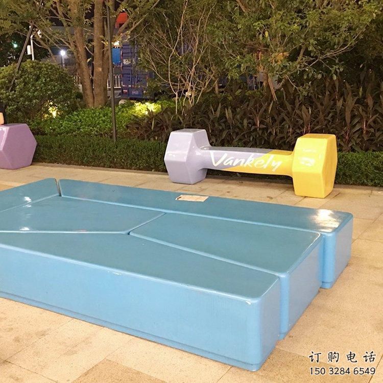 仿真啞鈴坐凳雕塑，藝術(shù)美陳設(shè)計(jì)