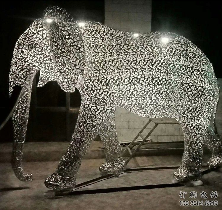 現(xiàn)代藝術(shù)大象雕塑展品，室外軟裝，鏤空大象雕塑訂做