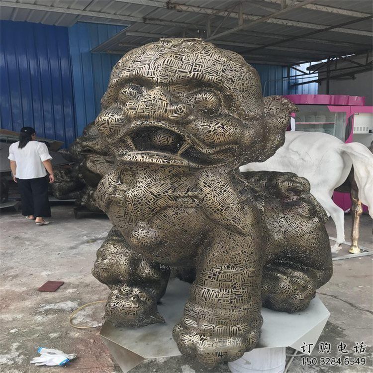 公共獅子雕塑訂做，城市裝飾，不銹鋼鏤空獅子雕塑