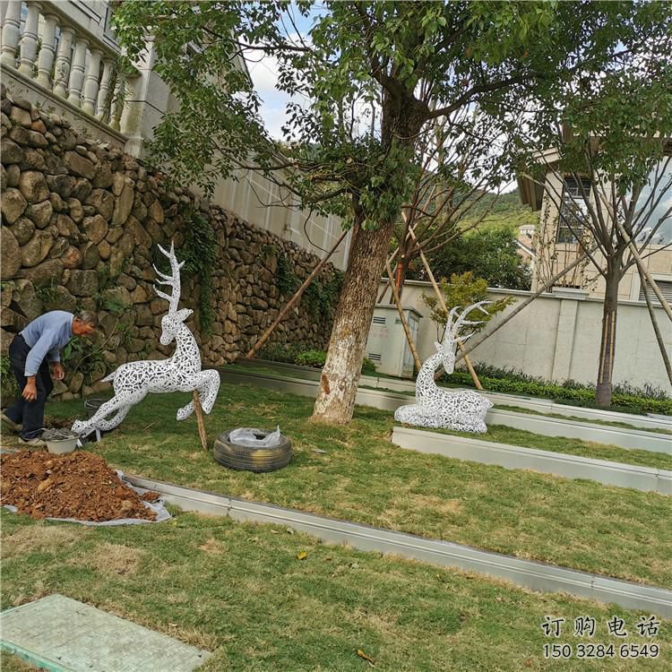 美陳小鹿雕塑供應(yīng)，城區(qū)小品，鏤空小鹿雕塑制造商