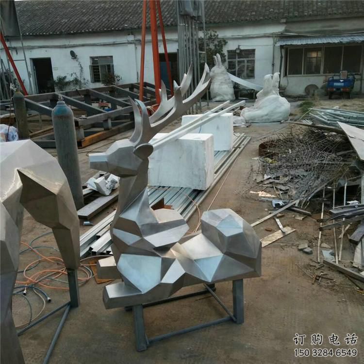 公園小鹿雕塑定做，小區(qū)擺件，鏡面切面小鹿雕塑制作