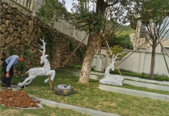美陳小鹿雕塑供應(yīng)，城區(qū)小品，鏤空小鹿雕塑制造商