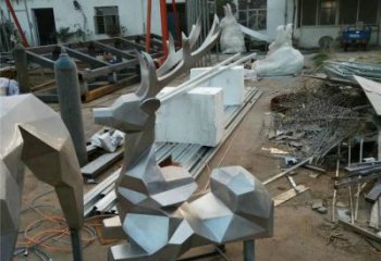 公園小鹿雕塑定做，小區(qū)擺件，鏡面切面小鹿雕塑制作