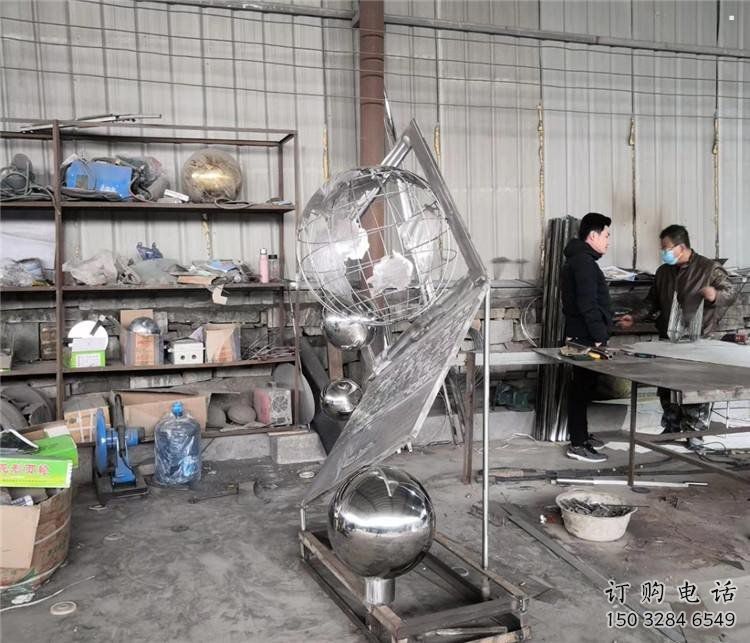 地球儀雕塑批發(fā)，鏡面工藝，景觀筆記本地球儀雕塑承接