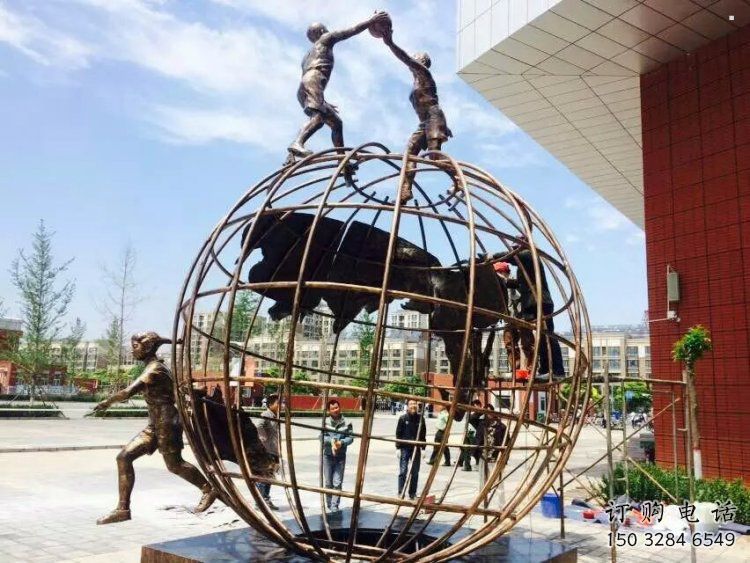 地球儀雕塑供應(yīng)，地標擺件，地球儀人物雕塑制造廠家