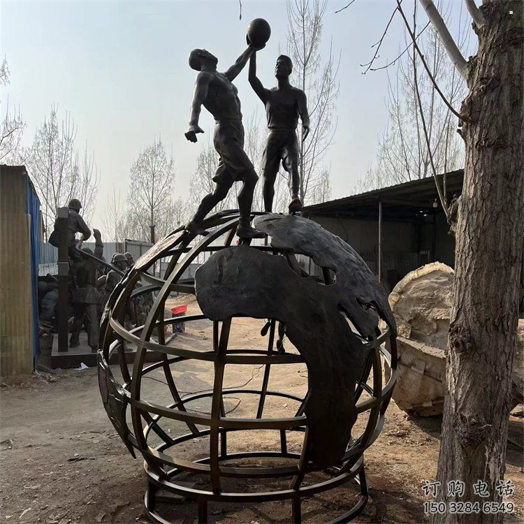 地球儀雕塑供應(yīng)，校園雕塑，地球儀人物雕塑制造廠家