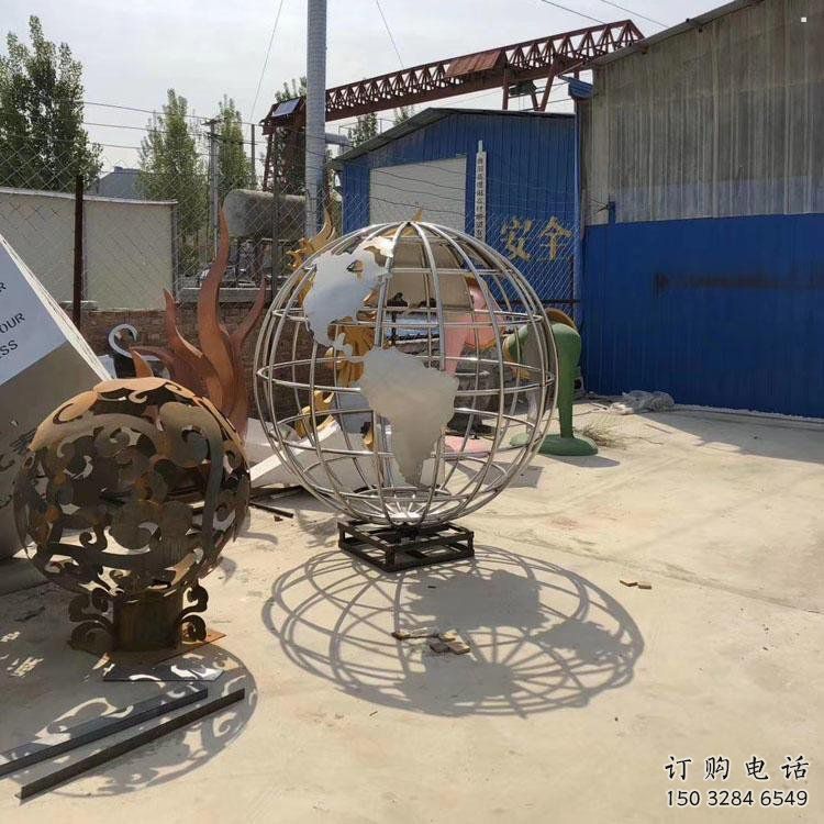 地球儀雕塑供應(yīng)，城區(qū)小品，鏡面地球儀雕塑制造商
