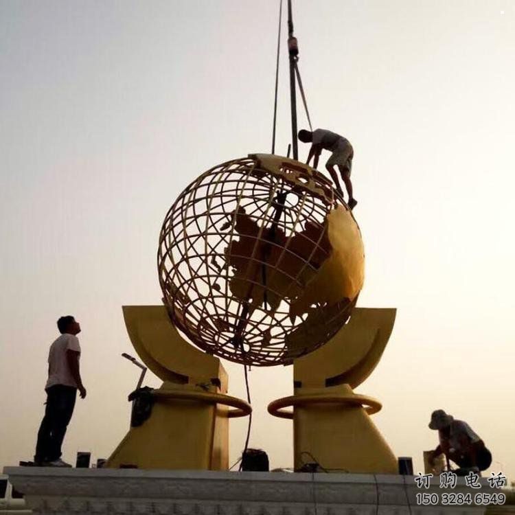 地球儀雕塑觀賞型，標(biāo)識(shí)雕塑，安裝手托地球儀雕塑廠家