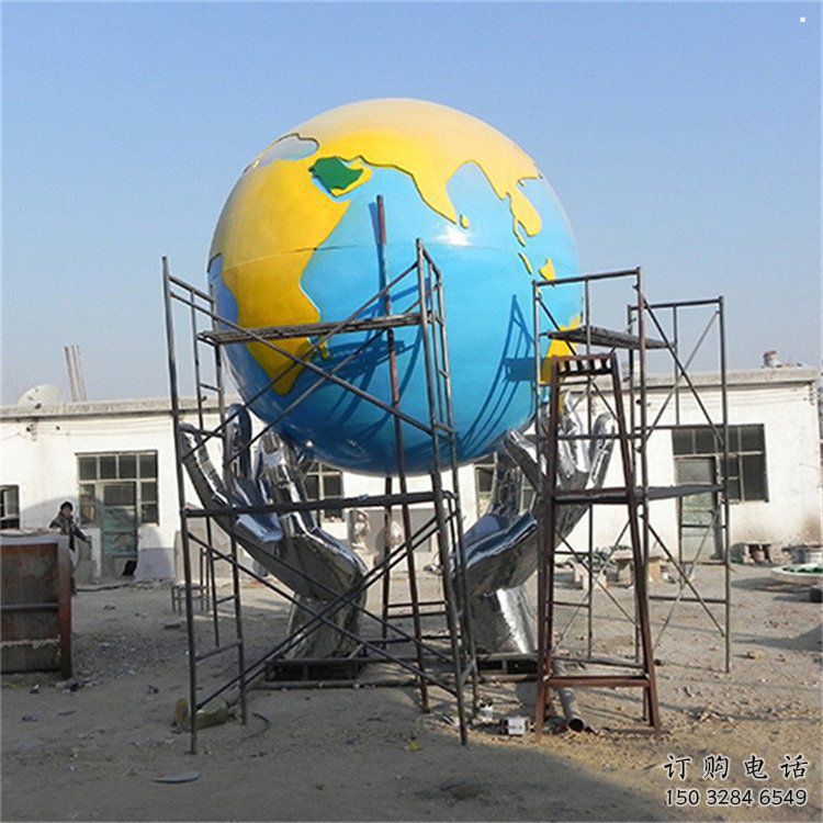 地球儀雕塑制作，村標(biāo)概念，鍛鋼手托地球儀雕塑廠家