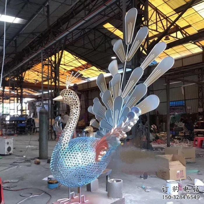 孔雀雕塑廠家，小區(qū)擺件，不銹鋼鏤空孔雀雕塑制造商