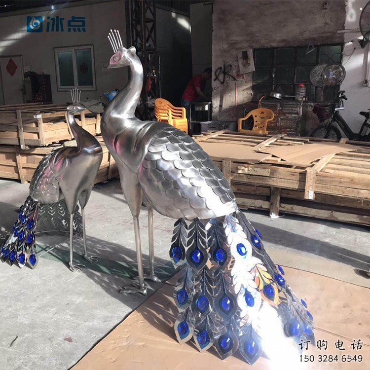 制作藝術(shù)孔雀雕塑廠家，鏡面工藝，不銹鋼孔雀雕塑預(yù)定