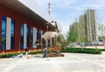 地球儀雕塑定價(jià)，拉絲工藝，地球儀人物雕塑制作