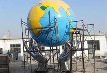 地球儀雕塑制作，村標(biāo)概念，鍛鋼手托地球儀雕塑廠家