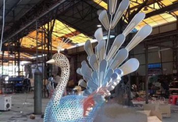 孔雀雕塑廠家，小區(qū)擺件，不銹鋼鏤空孔雀雕塑制造商