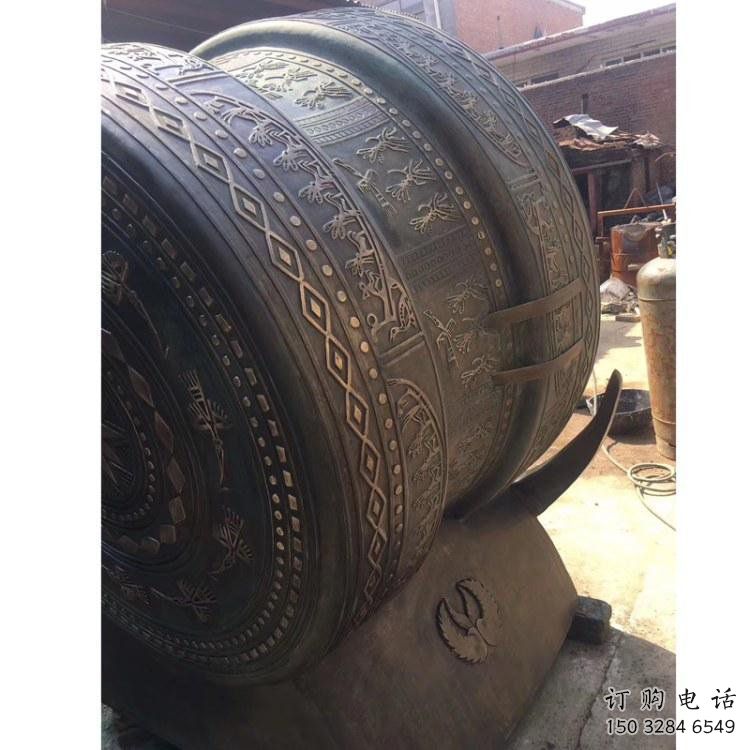 銅鼓雕塑批發(fā)，校園雕塑，抽象銅鼓雕塑定價(jià)