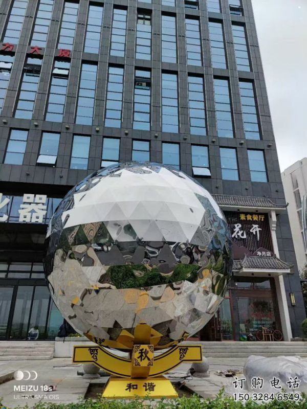 鏡面球雕塑承接，街頭藝術(shù)，不銹鋼球雕塑廠家