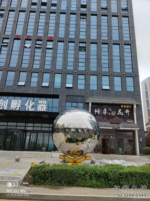 鏡面球雕塑制造，城區(qū)小品，不銹鋼球雕塑廠家提供