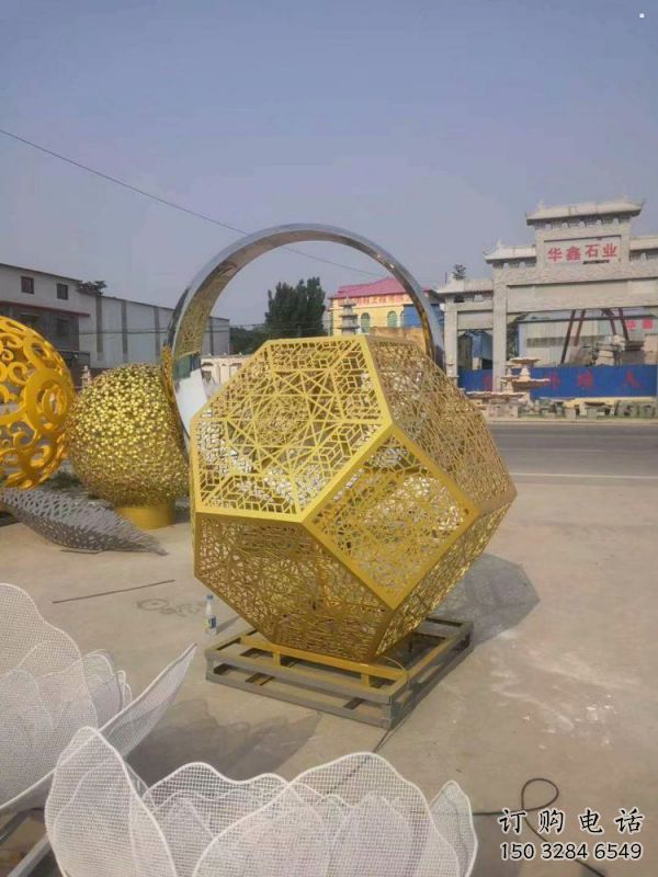 棱面球雕塑標準，景區(qū)案例，不銹鋼鏤空棱面球雕塑常用