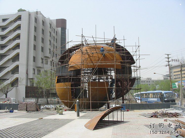 鏤空球雕塑精選，彩鋼制作，異形鏤空球雕塑工廠