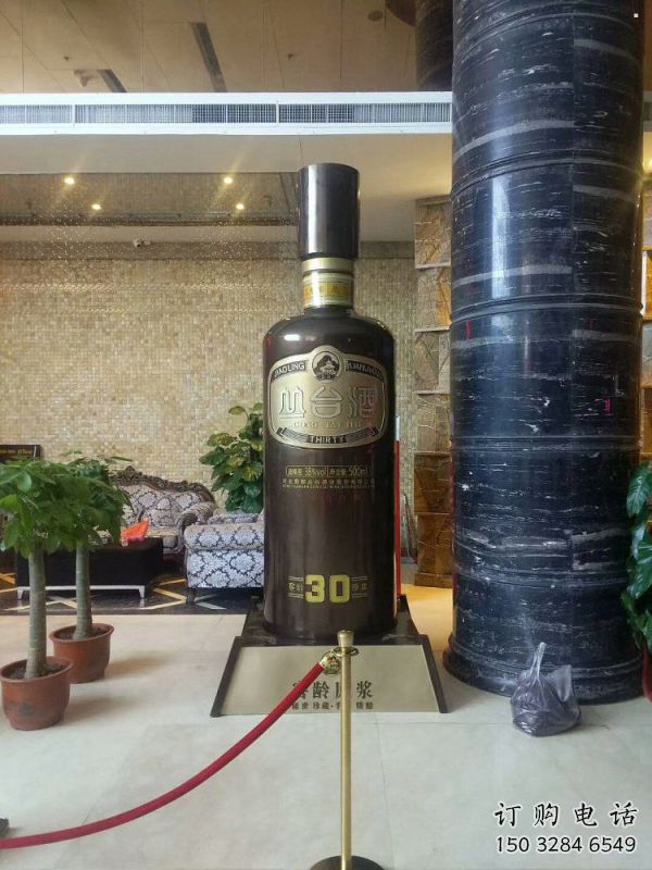 酒瓶雕塑制造商，酒店擺件，軟裝玻璃鋼酒瓶雕塑定制
