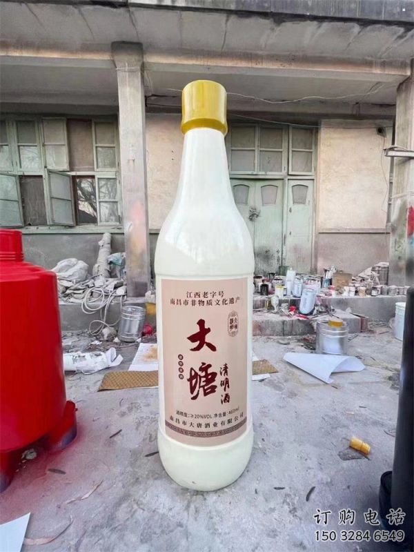 酒瓶雕塑定做，小區(qū)擺件，玻璃鋼酒瓶雕塑制作