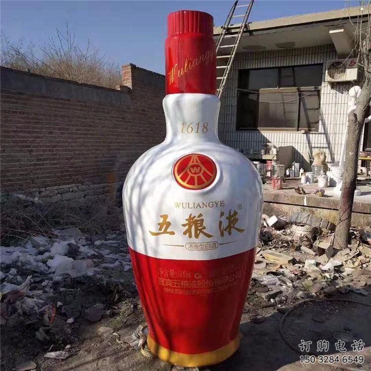 酒瓶雕塑選定，園林裝飾，大型玻璃鋼酒瓶雕塑公司