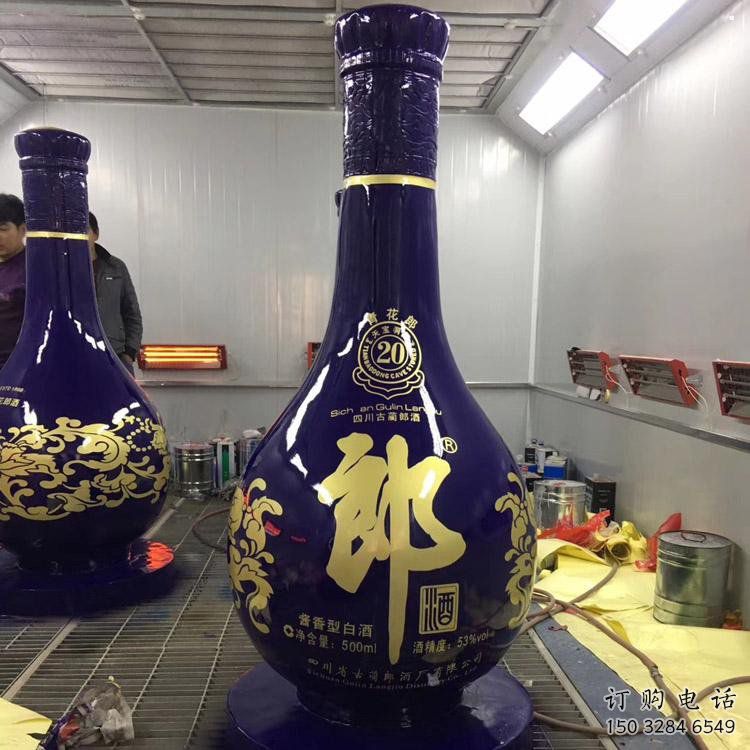 洋酒瓶雕塑選用，多彩藝術(shù)，玻璃鋼洋酒瓶雕塑展品