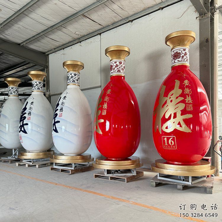 洋酒瓶雕塑預(yù)定，小區(qū)擺件，玻璃鋼洋酒瓶雕塑廠家
