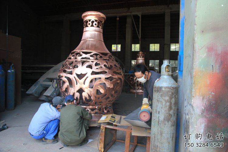 銅花瓶雕塑定做，廣場(chǎng)雕塑，室外銅花瓶雕塑提供