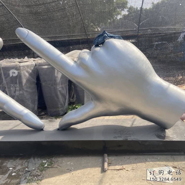 剪刀手雕塑供應(yīng)，城市裝飾，彩色不銹鋼剪刀手雕塑優(yōu)選