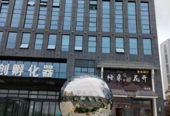 鏡面球雕塑制造，城區(qū)小品，不銹鋼球雕塑廠家提供