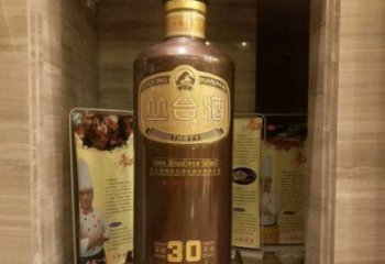 金屬酒瓶雕塑通用，城市雕塑，彩色玻璃鋼酒瓶雕塑指用