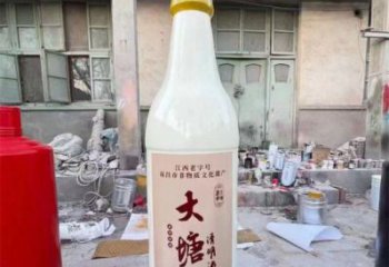 酒瓶雕塑定做，小區(qū)擺件，玻璃鋼酒瓶雕塑制作
