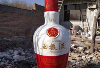 酒瓶雕塑選定，園林裝飾，大型玻璃鋼酒瓶雕塑公司