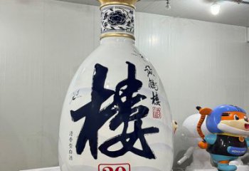 洋酒瓶雕塑承接，景觀雕塑，玻璃鋼洋酒瓶雕塑定制