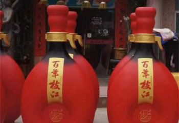 洋酒瓶雕塑點(diǎn)擊，地標(biāo)擺件，玻璃鋼洋酒瓶雕塑承接