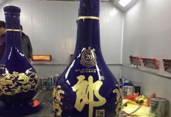 洋酒瓶雕塑選用，多彩藝術(shù)，玻璃鋼洋酒瓶雕塑展品